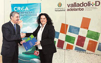Abel López, de la Fundación Michelin, con Maribel Barrante de Strategia Infinita, que ha sido una de las iniciativas merecedoras de la subvención.
